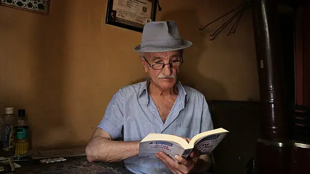 Tek odalı evinde yalnızlığını kitaplarla gideriyor