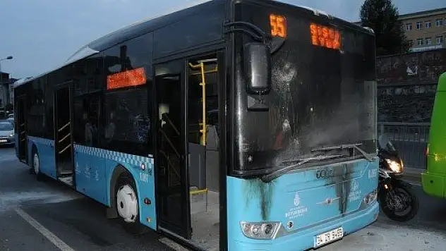 Terör örgütü yandaşları halk otobüsüne molotof ve taşlarla saldırdı