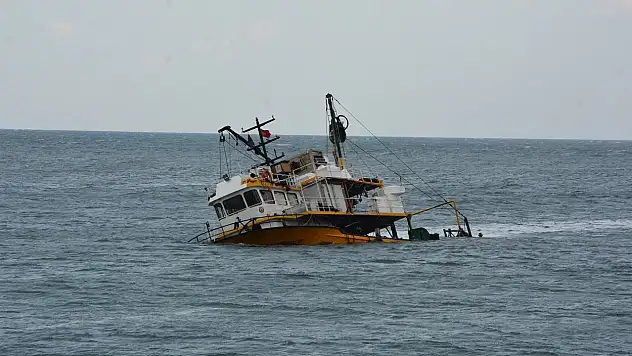Tersaneye götürülen tekne battı