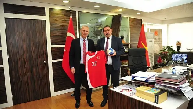 THF Başkanı Kılıç'tan milli forma hediyesi