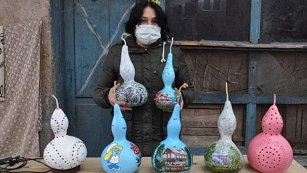 Topladığı su kabaklarını sanat eserine dönüştürüyor