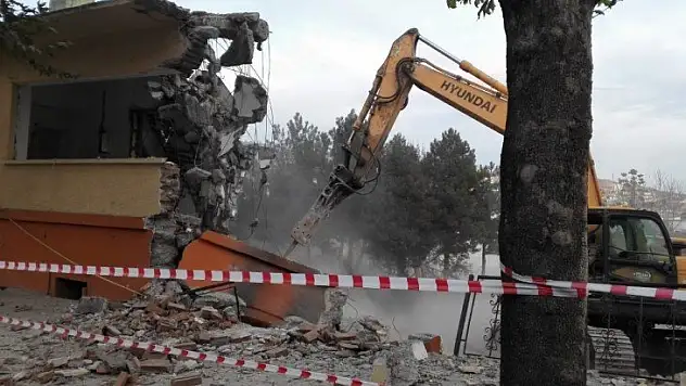 Depreme dayanıksız okulların yıkımı sürüyor
