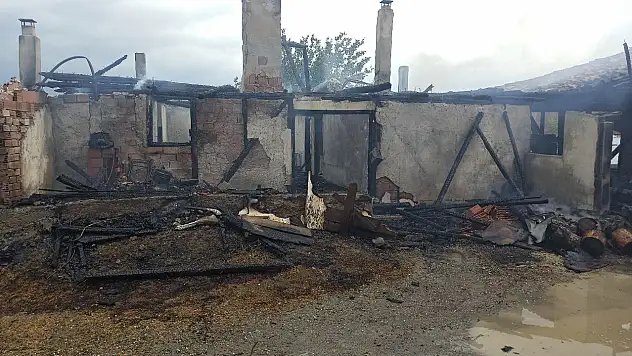 Tosya'da yangın! 2 katlı ahşap ev, samanlık yandı