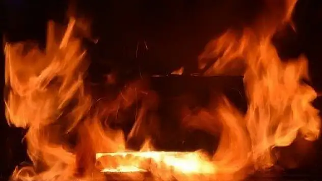 Tosya'da 2 Katlı Ev Tamamen Yandı