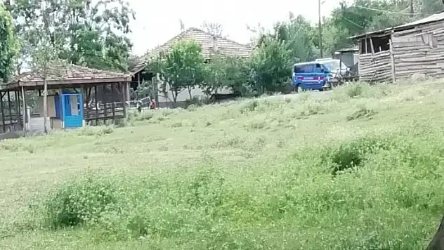 Tüfeği temizlerken eşini vurdu