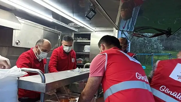 Türk Kızılay'dan yangında 2 kişinin öldüğü köyde iftar