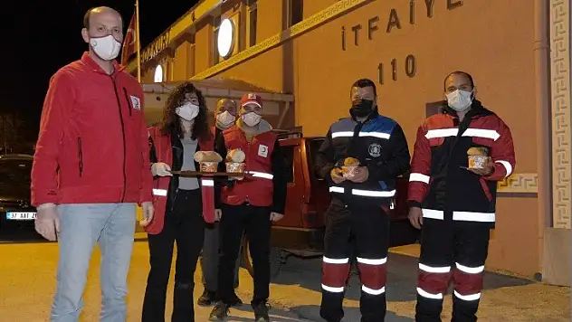 Türk Kızılay görevi başındaki personele gece çorba ikram etti