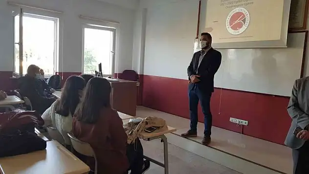 Üniversite öğrencileri kovid aşısı hakkında bilgilendiriliyor