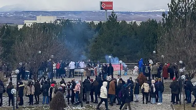 Üniversitede hamsi şenliği