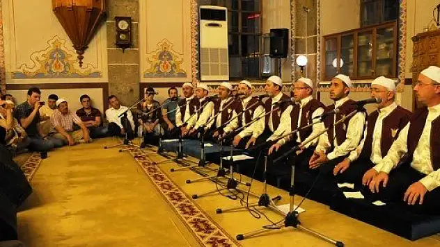 Ünlü hafızlar Samsun'da düzenlenen Berat Kandili programında buluştu