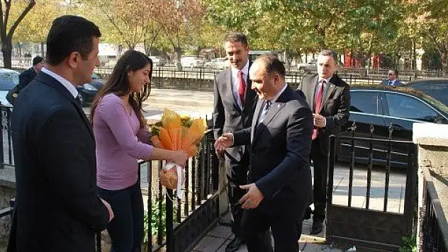 Vali Günaydın, Bilim Ve Sanat Merkezini Ziyaret Etti