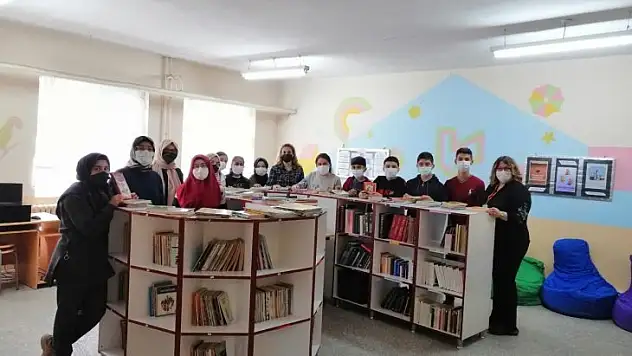 Vefat eden babasının adına kütüphane kurdu