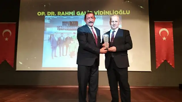 Vidinlioğlu'na 'Yılın İl Belediye Başkanı' ödülü