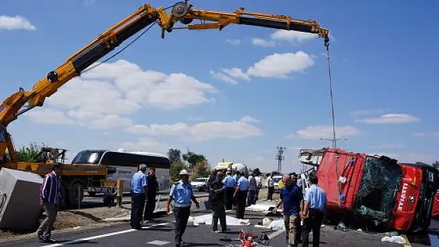 Yangın ihbarına giden itfaiye aracı kaza yaptı: 2 itfaiyeci öldü