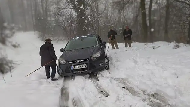 Yaptıkları kardan adama yöresel kıyafet giydirdiler