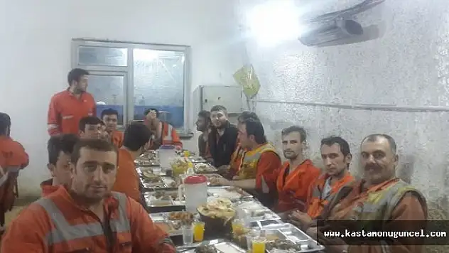 Yerin Metrelerce Altında İftar Açıyorlar