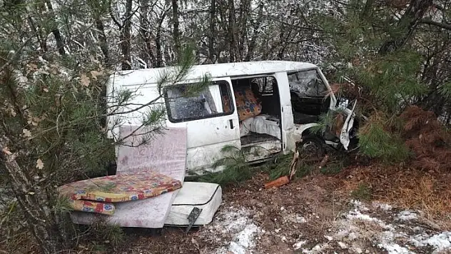 Minibüs yoldan çıkarak ormanlık alana uçtu: 2 yaralı