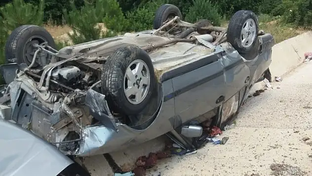 Yoldan çıkarak takla atan otomobildeki 2 kişi yaralandı