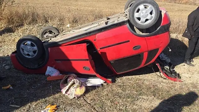Yoldan çıkan otomobil takla attı