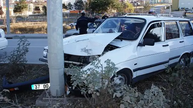 Yoldan çıkan otomobil elektrik direğine çarptı