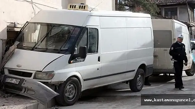 Yoldan Çıkan Panelvan Eve Çarrptı