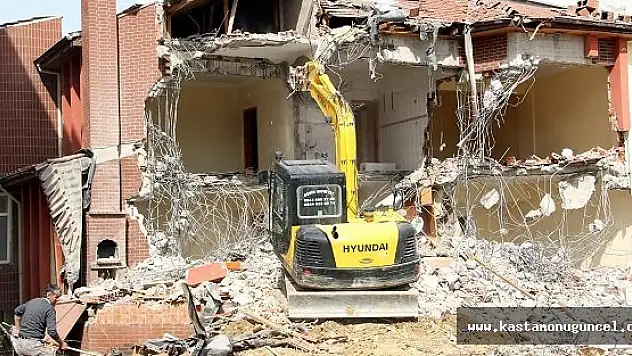 Yurt Binası, İçerisindeki Eşyalarla Birlikte Yıkıldı