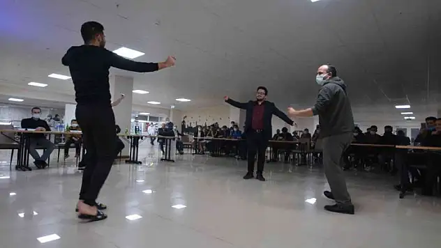 KYK'da kalan öğrencilere moral konseri