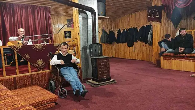 Yüzde 95 engelli genç geceye damga vurdu