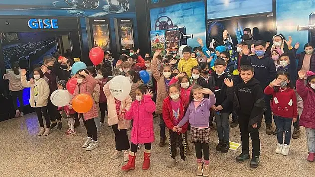 Yüzlerce çocuk ilk kez sinema ile tanıştı