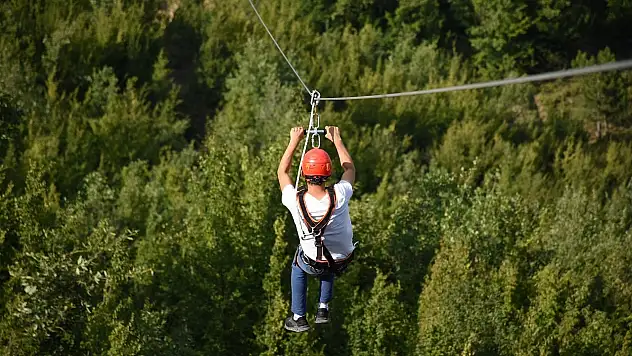 Zipline parkuru macera tutkunlarını bekliyor