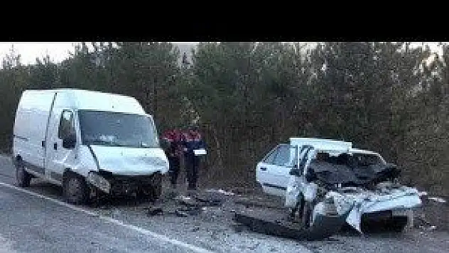 Kastamonu'da minibüs ile otomobil çarpıştı: 1 ölü, 6 yaralı