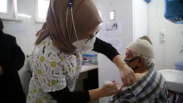 Sağlıkçılarımızın aşı mücadelesi devam ediyor