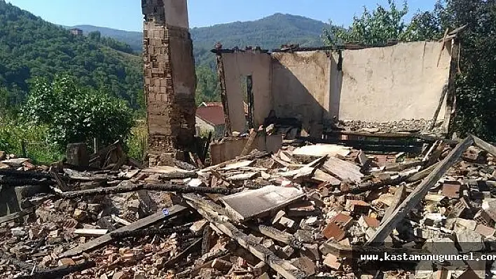 Kastamonu'da 3 Katlı Ahşap Ev Kül Oldu
