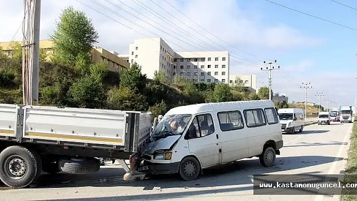 Kastamonu'da Tır ile Minibüs Çarpıştı: 1 Yaralı