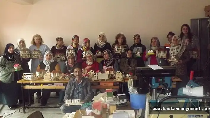 Ahşap Kadınların Elinde Şekilleniyor