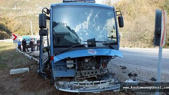 Cezaevi Aracı ile Otomobil Çarpıştı: 2 Yaralı