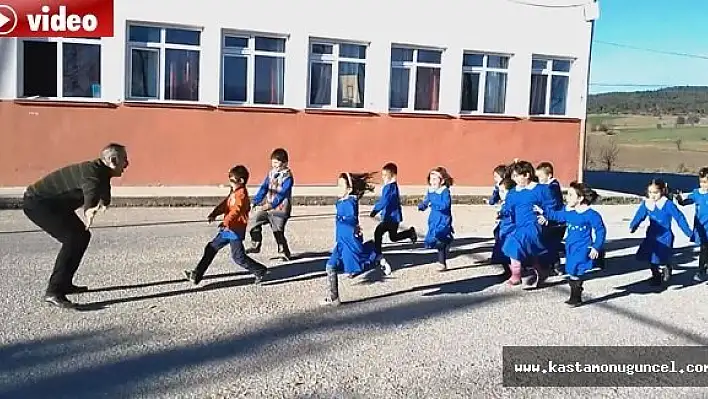 Öğrenciler, Öğretmenleri İçin Klip Çektiler