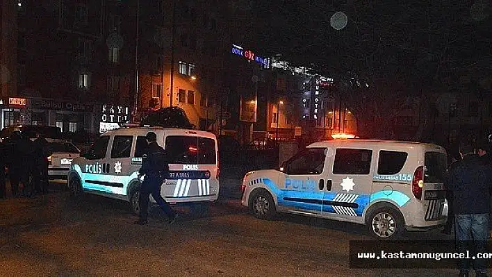 Kızgınlıkla Yoldan Geçen Aracın Önüne Atladı