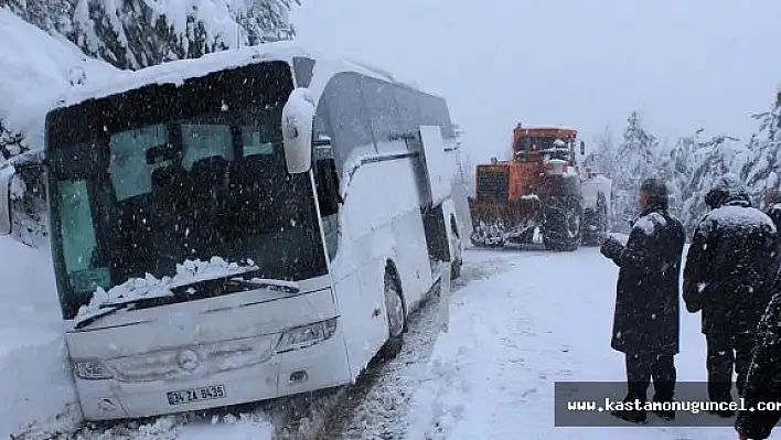 Otobüs Kara Saplandı, 35 Kişi Mahsur Kaldı