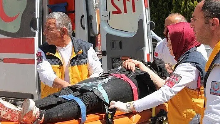 Bisikletli Gençler Kaza Yaptı: 2 Yaralı