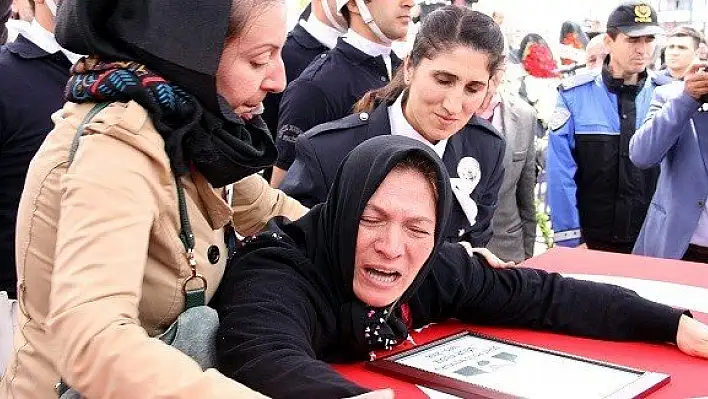 Şehit eşi ve oğlunun feryadı yürekleri dağladı