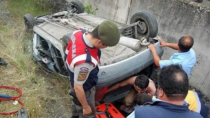 Duvara çarpan araç takla attı: 1 yaralı