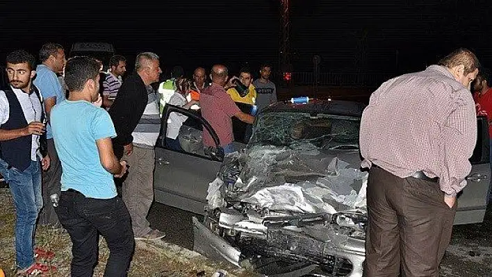 Kamyonet ile otomobil çarpıştı, yaralılar yola saçıldı
