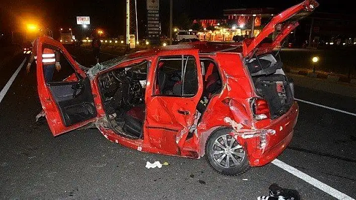 Otobüs ile otomobil çarpıştı: 1 ölü 1 ağır yaralı