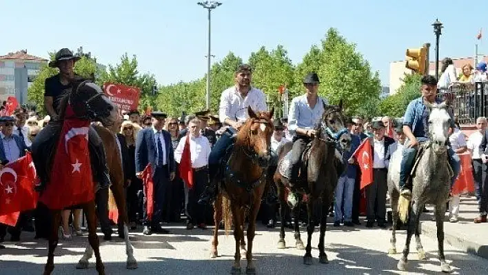 Şapka ve Kıyafet İnkılabı kutlamaları, kortej yürüyüşüyle başladı