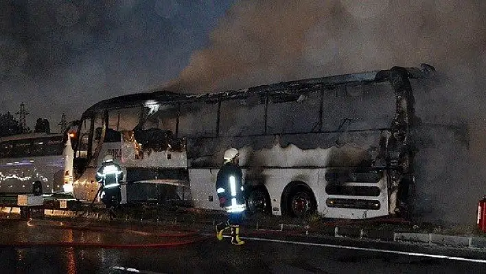 Kastamonu'da seyir halindeki yolcu otobüsü yandı