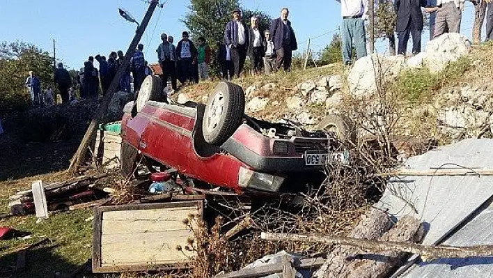 Virajı alamayan otomobil elektrik direğine çarptı: 3 yaralı