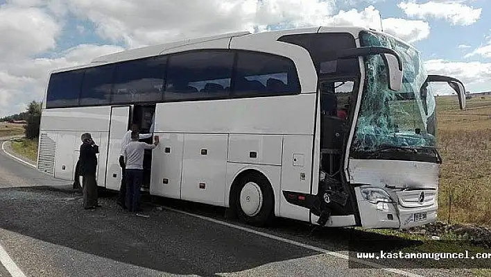 Yolcu otobüsü kamyona çarptı: 3 yaralı