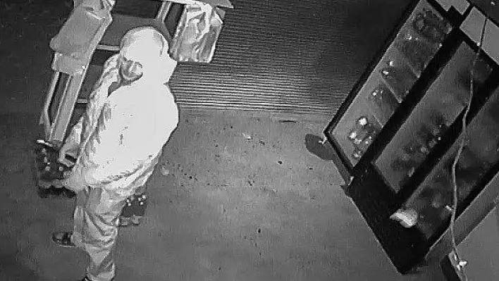 Kapüşonlu hırsız, marketi gece vakti soydu