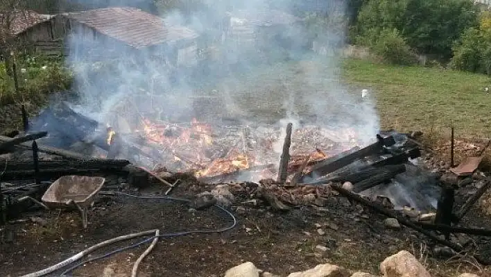 Kastamonu'da iki katlı ahşap ev küle döndü